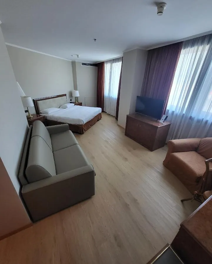 Tower Genova Airport - Hotel & Conference Center 4*, Janov